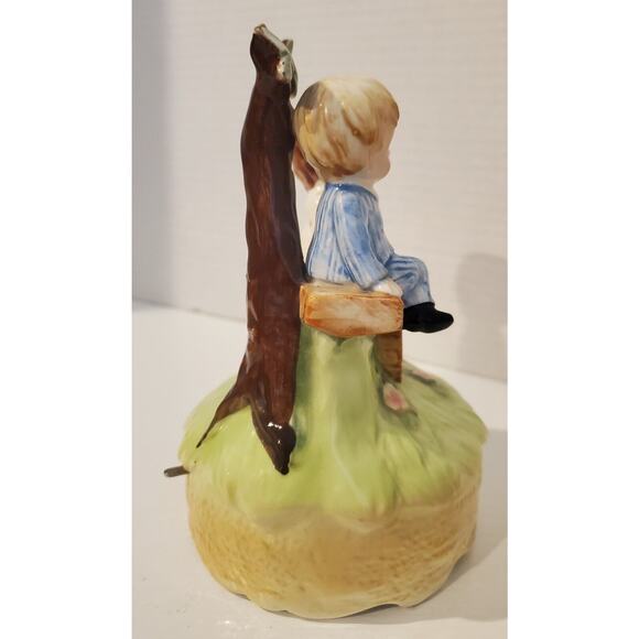 Lefton Music Box With Boy And Girl Sitting Together On A Bench Made In Japan - Picture 5 of 6